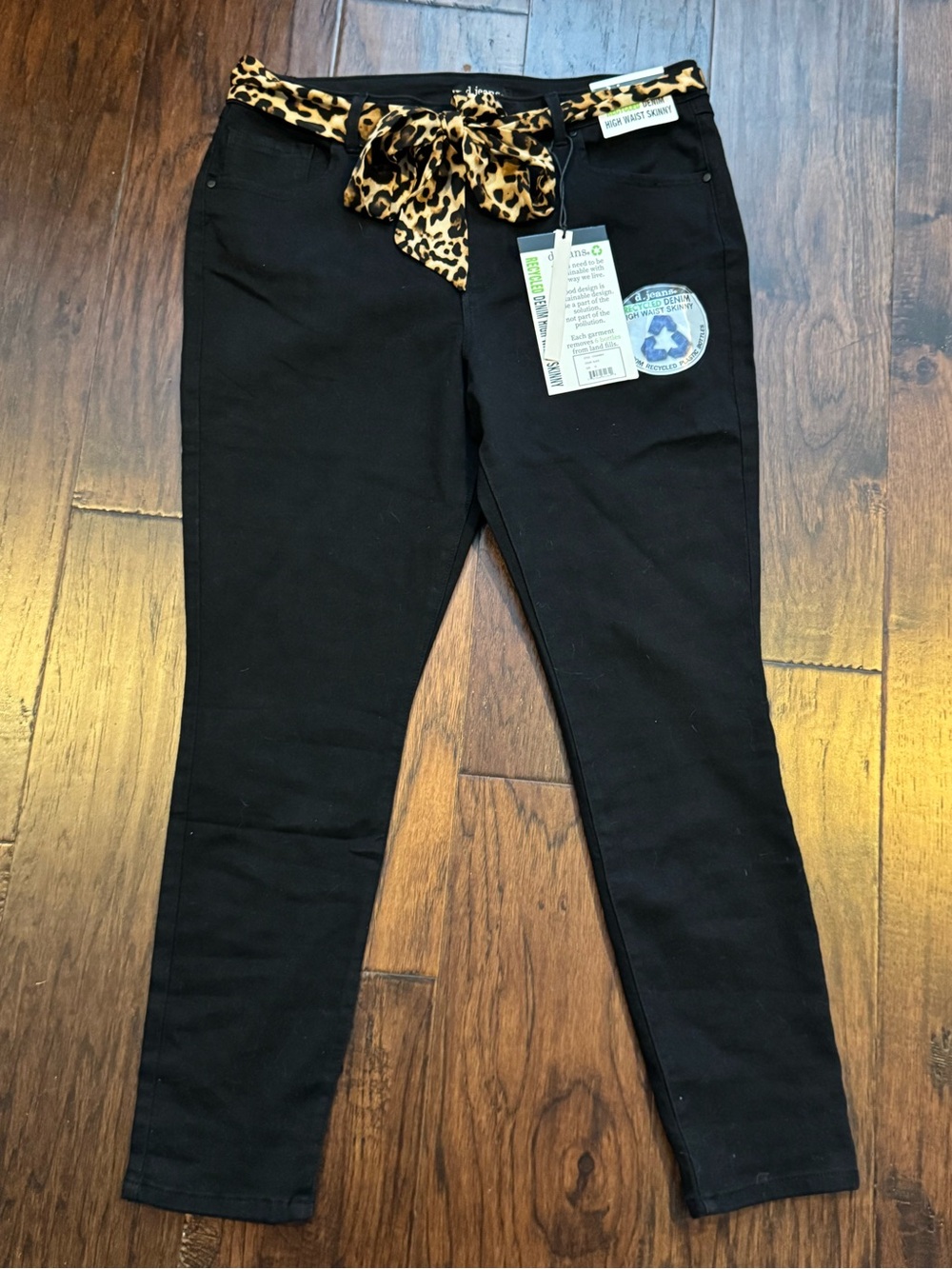 NWT Black High Waist Skinny d. jeans.   Size 16